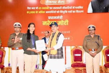 आज दिनांक 24.01.2026 को रायपुर में आयोजित रोजगार मेले में मुख्य अतिथि श्री तोखन साहू जी (माननीय केंद्रीय राज्य मंत्री, आवासन एवं शहरी कार्य मंत्रालय, भारत सरकार) की उपस्थिति में नव-नियुक्त चयनित अभ्यर्थी अपना नियुक्ति पत्र प्राप्त करते हुए।