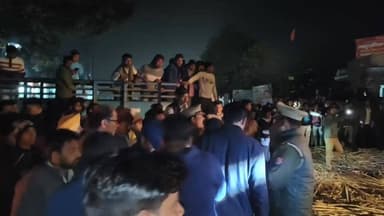 #गोला गोकर्णनाथ ब्रेकिंग
खुटार रोड निकट फूल बाबा आश्रम के पास ट्राली पलटने की सूचना मिल रही है