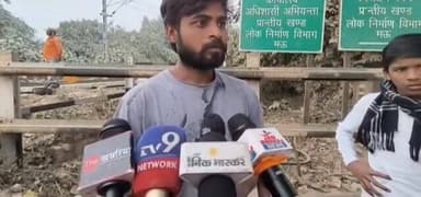 #ट्रेन #हादसा: #प्रशासनिक #लापरवाही! 20 मिनट तक #तड़पता रहा घायल #युवक, लोगों ने दिखाई #इंसानियत....
#TrainAccident #New...