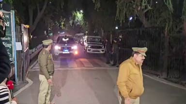 #नोएडा_प्राधिकरण से SIT निकली
#ADG_भानु_भास्कर , मेरठ कमिश्नर भानु चंद गोस्वामी, सीपी लक्ष्मी सिंह , निकले
2 बजे से कर...