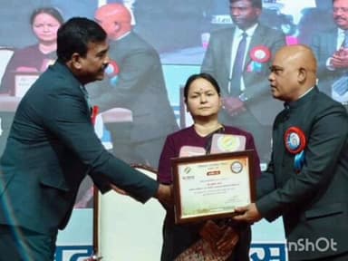 घाटशिला: राष्ट्रीय मतदाता दिवस पर घाटशिला एसडीओ सुनील चंद्र हुए सम्मानित