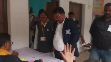 #चंदौली: व्यापार मंडल चुनाव में आखिरी मतदान करते चकिया चेयरमैन गौरव श्रीवास्तव, 4:30 बजे से काउंटिंग होगी शुरू