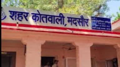 अवैध शराब पर पुलिस की सख्त कार्रवाई, 35 क्वार्टर जब्त 🚔
#MandsaurPolice #PoliceAction #अवैधशराब #YDनगरथाना #KotwaliPolic...