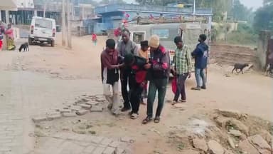 चैनपुर: कोटया बाजार से लौट रही बाइक जीरकी आम के पास दुर्घटनाग्रस्त, एक ही गांव के चार लोग घायल