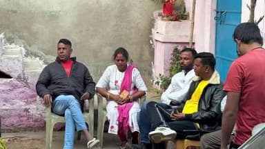 खलारी: खलारी गोलीकांड: मजदूर नेता अब्दुल्लाह अंसारी ने विजय केशरी के परिजनों से मिलकर आर्थिक सहायता दी