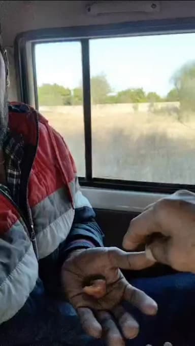 सोशल मीडिया पर एक वीडियो तेजी से वायरल हो रहा है, जिसमें पारिवारिक विवाद से जुड़ा मामला सामने आया है।
आरोप है कि पत्नी क...