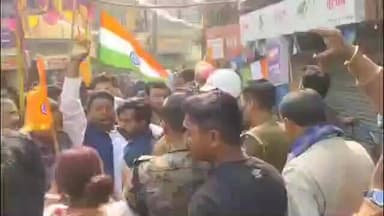 আমডাঙা: পাতুলিয়া বটতলায় ভারত মাতার পুজো প্যান্ডেলে অগ্নিকাণ্ডের ঘটনা নিয়ে পুলিশের সাথে বিজেপি কর্মীদের হাতাহাতি