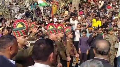 सहदेई बुजुर्ग: श्रीनगर में ड्यूटी के दौरान शहीद जवान रमेश कुमार का पार्थिव शरीर पैतृक गांव पहुंचा, कोहराम मचा