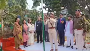 कटेया: कटेया थाना परिसर में थानाध्यक्ष द्वारा ध्वजारोहण, वीडियो सीओ भी रहे मौजूद