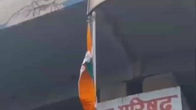 करेली: करेली नगर के प्रेस चौराहे पर पत्रकारों ने गणतंत्र दिवस पर किया ध्वजारोहण