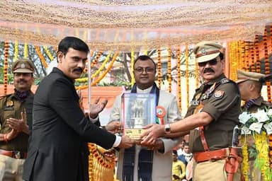 77वें गणतंत्र दिवस के अवसर पर सोमवार को पुलिस लाइन परेड ग्राउंड में बलिया पुलिस द्वारा भव्य परेड का आयोजन किया गया।
मुख...