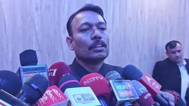 #बरेली- अलंकार अग्निहोत्री कानपुर IIT के पास आउट है. 2016 बैच के PCS अफसर है. अग्निहोत्री साहब की ईमानदारी के चर्चे विभा...