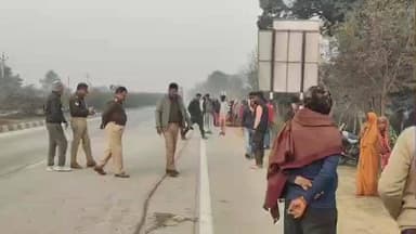 बदलापुर: अहिरौली में हाईवे पर टूरिस्ट बस की चपेट में आने से दो बाइक सवार युवक गंभीर रूप से घायल, जिला अस्पताल रेफर