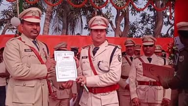 पंडौल: मधुबनी: एसपी योगेंद्र कुमार ने पुलिस पदाधिकारियों को प्रशस्ति पत्र देकर किया सम्मानित