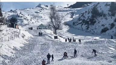औली में बर्फबारी, जन्नत का नजारा! 🌨️🏔️। #auliuttarakhand #aulisnowfall