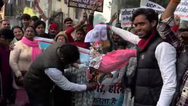 #अलीगढ यूजीसी के विरोध में राष्ट्रवादी छात्र संगठन ने जिला मुख्यालय पर प्रदर्शन किया।प्रदर्शनकारियों ने मुख्यालय के बाहर...