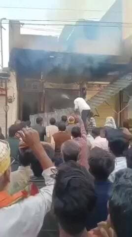 सिवाना: सिवाना के गांधी चौक स्थित एक कपड़े की दुकान में लगी भीषण आग, मची अफरा-तफरी