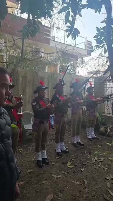 LIVE:- घनसाली के पूर्व विधायक बलबीर सिंह नेगी जी को गार्ड ऑफ ऑनर देकर दी गयी अंतिम विदाई....