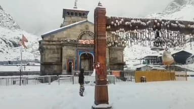 #केदारनाथ धाम में सांयकाल के समय का दृश्य : रुक-रुककर हो रही बर्फबारी
• आईटीबीपी और पुलिस कर रही प्रभावी सुरक्षा व्यवस्थ...