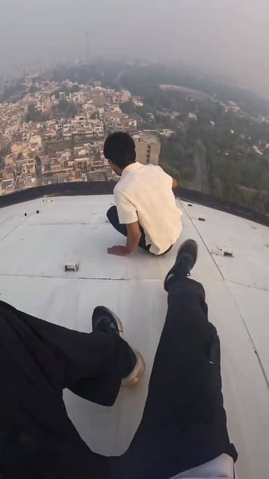 जिंदल टॉवर हिसार पर केसे चढ़े 3 लड़के! वायरल वीडियो
#jindaltower #hisarnews #hisarharyana #viralreels #viralnews #harya...