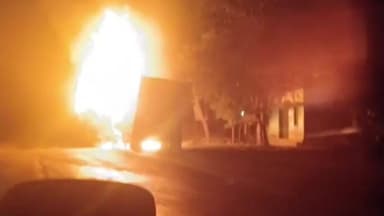 মহম্মদবাজার: জয়পুর গ্রামের কাছে জাতীয় সড়কের ওপর দুটি ডাম্পারের মুখোমুখি সংঘর্ষে লাগলো আগুন।, ঘটনাস্থলের দমকলের একটি ইঞ্জিন