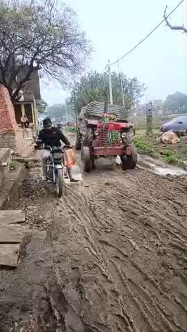 महुला गांधी नगर मे पाएप लाइन डालने के बजह से रोड हुई छतरीगरत राहगीरों को हो रही है आने जाने मे परेशानी