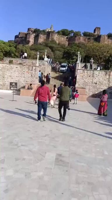 गूगल मैप ने जयपुर में इस तरह गाड़ी को फँसा दिया।
गूगल मैप कई बार पर ऐसे इलाके से ले जाता है जहाँ फँसने की गारंटी होती ह...