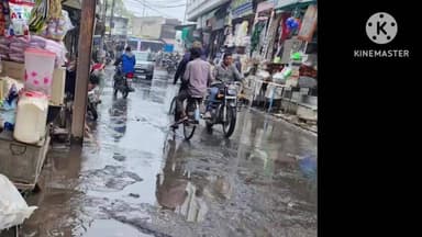 विगत रात्रि क्षेत्र में हुई वर्षा से पुराना बस स्टैंड से सब्जी मंडी रोड पर जमा पानी नपा की सफ़ाई व्यवस्था की पोल खोल रहा