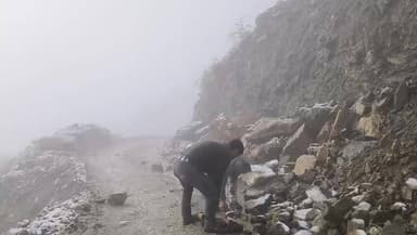 सीजन की दूसरी वर्फवारी में हॉफ गया रैला रोड़
रैला रोड के हालात खराब होने के कारण लोग खुद रोड को खाली कर रहे हैं। रैला रो...