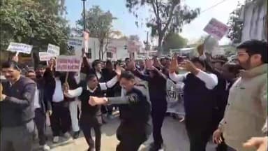 केकड़ी: केकड़ी जिला निरस्ती की मासिक बरसी पर केकड़ी में वकीलों ने सड़क पर उतरकर सरकार के खिलाफ किया जोरदार विरोध प्रदर्शन