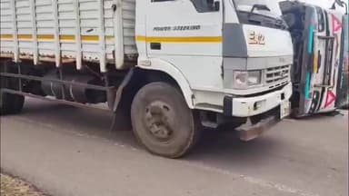 पवई: टाई मोड़: भैंस को बचाने में कोयले से भरा ट्रक पेड़ से टकराया, 11 केवी लाइन ध्वस्त