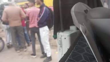 atrauli tirri vallo se pese mangte huye aapsh me ladai