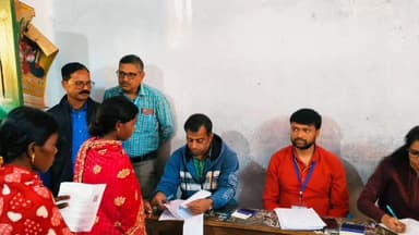 দুবরাজপুর: দুবরাজপুর ব্লকে SIR হিয়ারিং হল পরিদর্শন, ভোটারদের সঙ্গে কথা জনপ্রতিনিধির