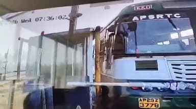 ఆర్టీసీ బస్సు లోంచి తల బయటకు పెట్టి ప్రమాదవశాత్తు విద్యార్థి మృతి, అన్నంపల్లి టోల్ ప్లాజా వద్ద ఘటన