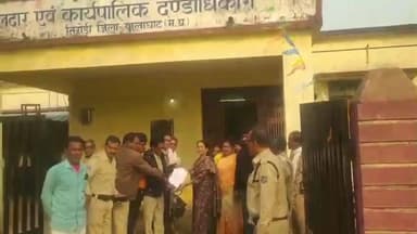 तिरोड़ी: कोटवारों ने रेडीमेड वर्दी लेने से किया इनकार, तिरोड़ी में तहसीलदार को कलेक्टर के नाम ज्ञापन सौंपा