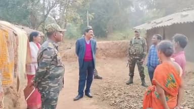 चैनपुर: डायन-बिसाही हत्याकांड के बाद भठोली पहुंचे सीओ, पीड़ित परिवार को न्याय और मदद का दिलाया भरोसा