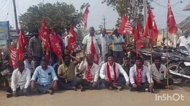 జూలూరుపాడు: జూలూరుపాడు నుండి పాపకొల్లు వెళ్ళు రహదారిని వెడల్పు పెంచాలని సిపిఐ ఆధ్వర్యంలో ధర్నా