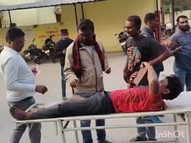 घाटशिला: डुमरिया में सड़क दुर्घटना, तीन युवक घायल; बेहतर इलाज के लिए एमजीएम अस्पताल, जमशेदपुर रेफर