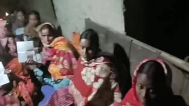 গড়বেতা ১: গড়বেতার কাষ্টগুড়াতে স্থানীয় মহিলা তৃণমূল কর্মীদের নিয়ে কর্মী বৈঠক সেরে নিলেন অঞ্চল সভানেত্রী