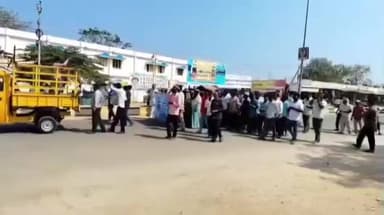 ಲಿಂಗಸೂರು: ಬೀದಿಬತಿ ವ್ಯಾಪಾರಿಗಳಿಂದ ಒತ್ತಾಯಿಸಿ ಲಿಂಗಸುಗೂರಿನಲ್ಲಿ ಪ್ರತಿಭಟನೆ