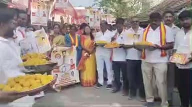 ராசிபுரம்: புதிய பேருந்து நிலையத்தில் தவெக பொதுமக்களுக்கு விசில் சின்னம் வழங்கி கொண்டாடினர்