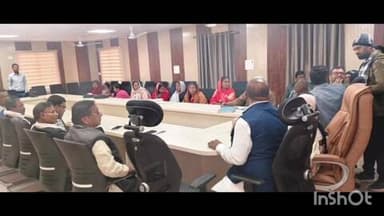 महुआ: महुआ प्रखंड परिसर के सभागार में बुधवार को पंचायत समिति की बैठक का आयोजन किया गया