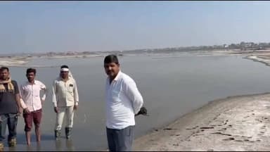 लूनकरनसर: 33 केवी फीडर संख्या 6 बना परेशानी का सबब, साल्ट लेक में पानी और दलदल में उतरकर फाल्ट सुधारने को मजबूर कार्मिक