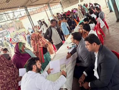 सैफई: सैफई यूपीयूएमएस के निःशुल्क स्वास्थ्य शिविर में 400 ग्रामीणों को मिला लाभ, जांच के लिए उमड़े ग्रामीण मरीज