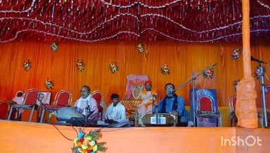 হিলি: হিলি ব্লকের ত্রিমোহনীর হিন্দু মিলন মন্দিরে সাধারণের সঙ্গে মাটিতে বসে পাত পেড়ে মহাপ্রসাদ খেলেন বিধায়ক অশোক লাহিড়ী