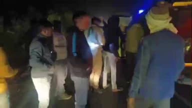 सवायजपुर: सवायजपुर में हिट एंड रन, अज्ञात वाहन ने व्यक्ति को मारी टक्कर, पुलिस के पहुंचने से पहले कार ने कुचला पैर, हालत नाजुक