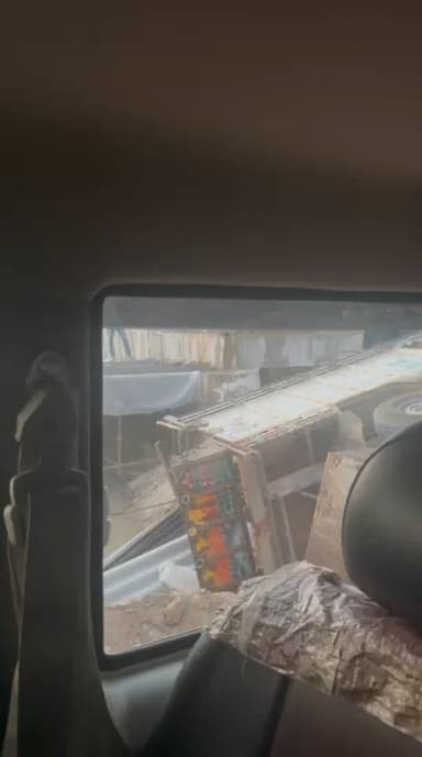 kesargarh ke gaon ki police ke pass palti ek sharir Se Bhari Lat pickup acchi baat yah Hai ki kisi ko bhi chot nahi lgi