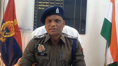 #बांदा तिंदवारी क्षेत्रांतर्गत एक दुकानदार से रंगदारी मांगने को लेकर वांछित अभियुक्त के गिरफ्तारी के संबंध में अपर पुल...