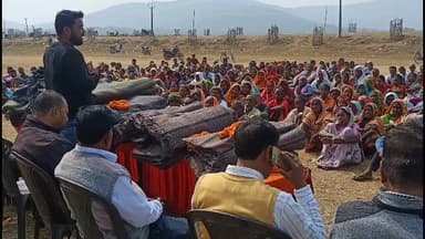 डुमरिया: खैरबनी टुसू मैदान में जरूरतमंदों को कंबल वितरण, भाजपा नेता गणेश सरदार ने निभाई सामाजिक जिम्मेदारी