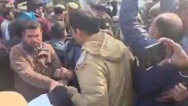 #बरेली- #अलंकारअग्निहोत्री को लेकर उनके समर्थकों को पुलिस काबू कर रही थी
इंस्पैक्टर सुरेश गौतम इस दौरान सम्भल नही पाये ...